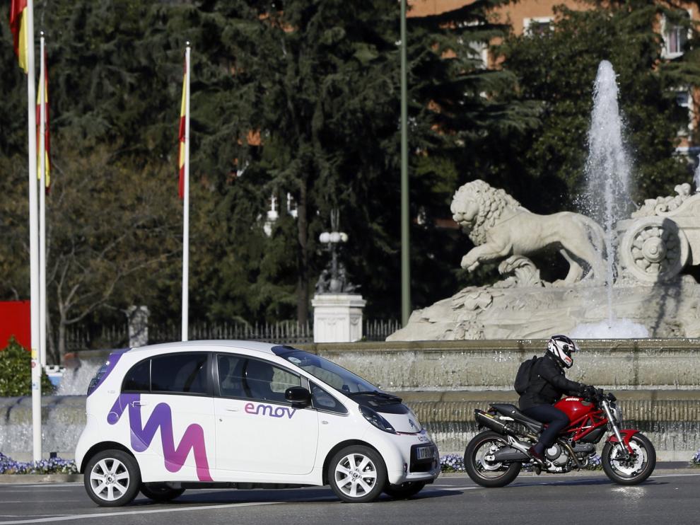 Un coche de alquiler eléctrico a su paso por la Cibeles.