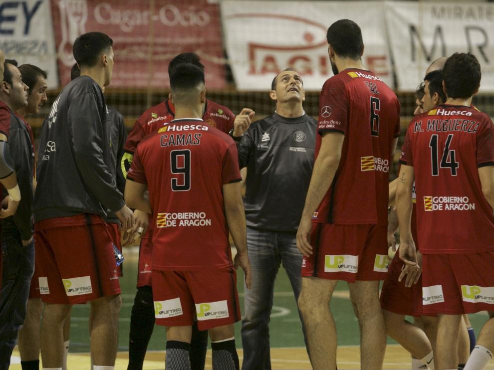 Nolasco da indicaciones a sus jugadores durante un tiempo muerto.