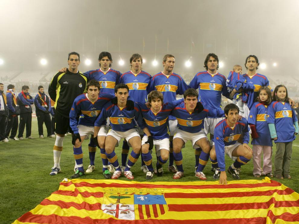 La selección de Aragón, en el partido disputado en La Romareda en 2006.