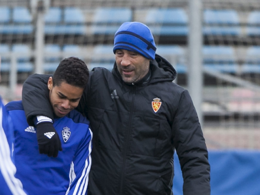 Raúl Agné hace una carantoña cariñosa a Raí Nascimento en un reciente entrenamiento del Real Zaragoza.