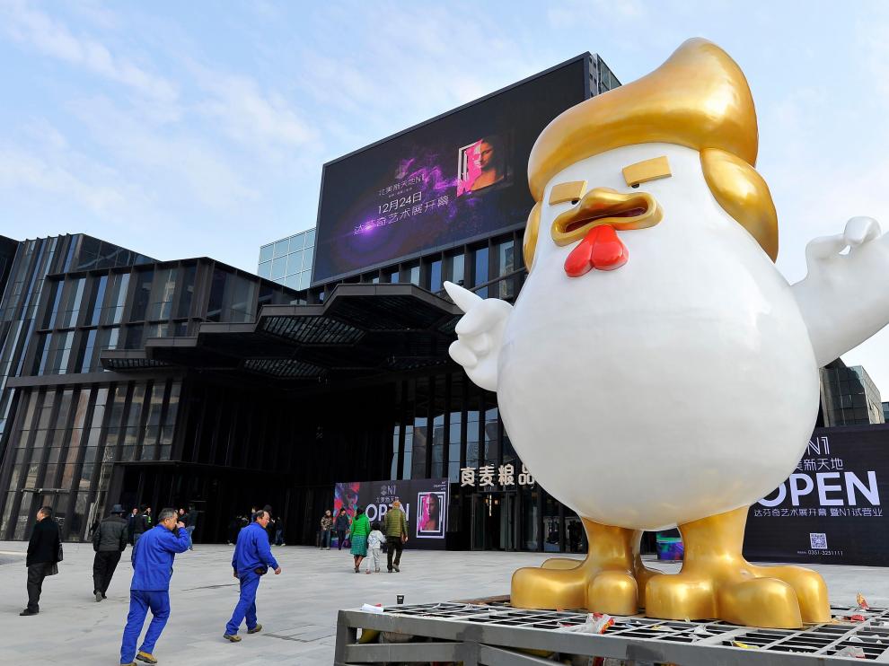 Estatua del Pollo Trump en un centro comercial en China.