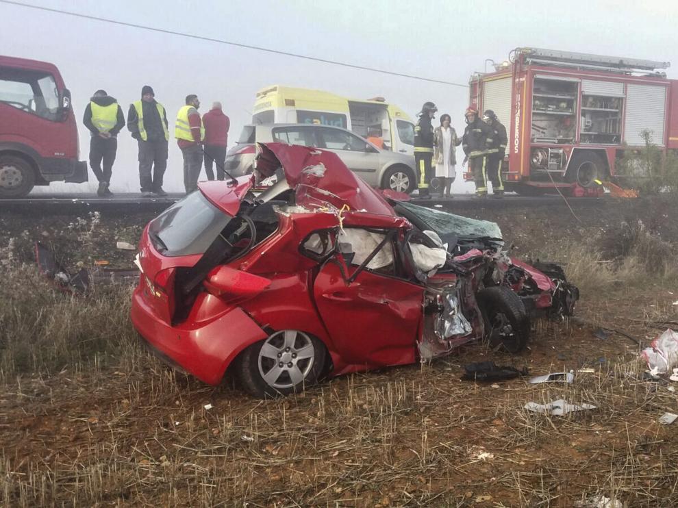 El coche en el que viajaba el matrimonio salió despedido de la carretera y cayó a un campo.