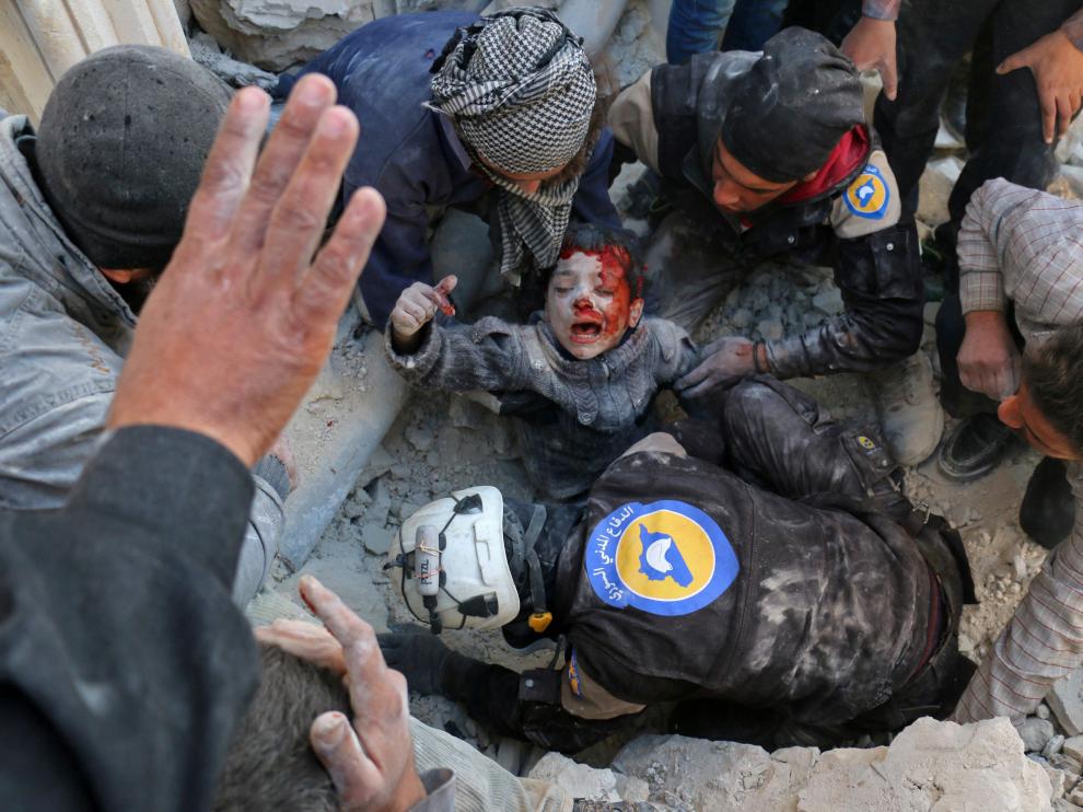 Imagen de archivo del rescate de un menor entre los escombros en la población siria de Al Bab.