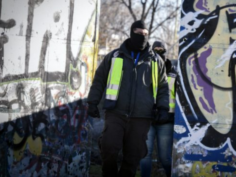 Agentes de la Policía Nacional registrando la cabaña donde los dos yihadistas detenidos se reunían.