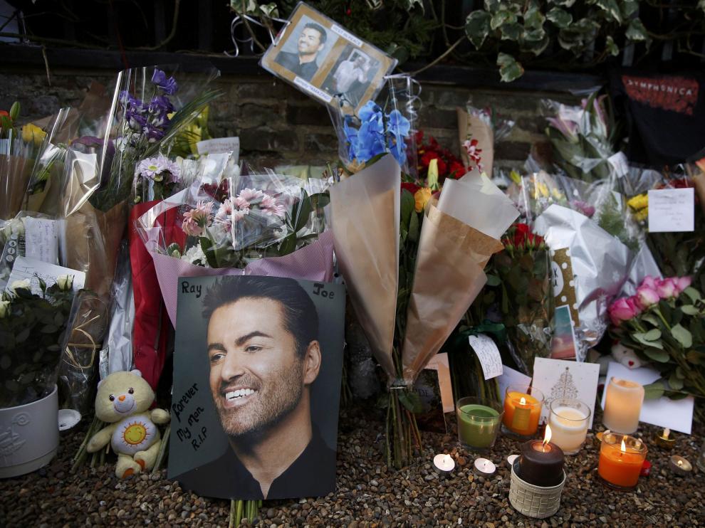 Fotos, velas y flores recuerdan a George Michael.