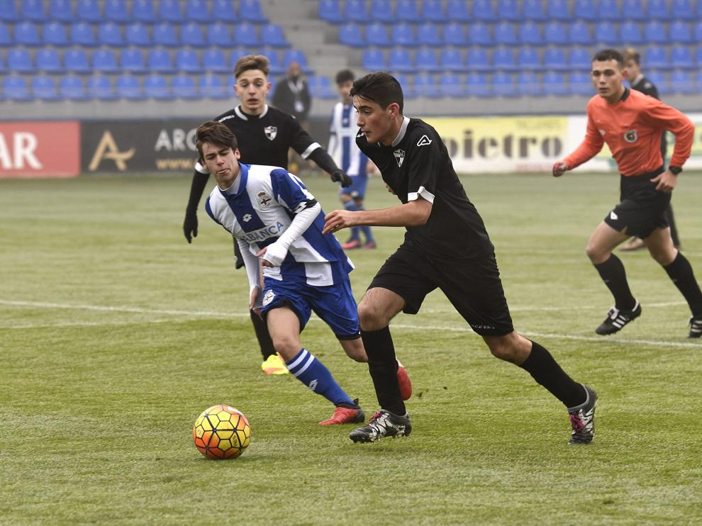 Un jugador del Ebro avanza con el balón, ayer en El Alcoraz.