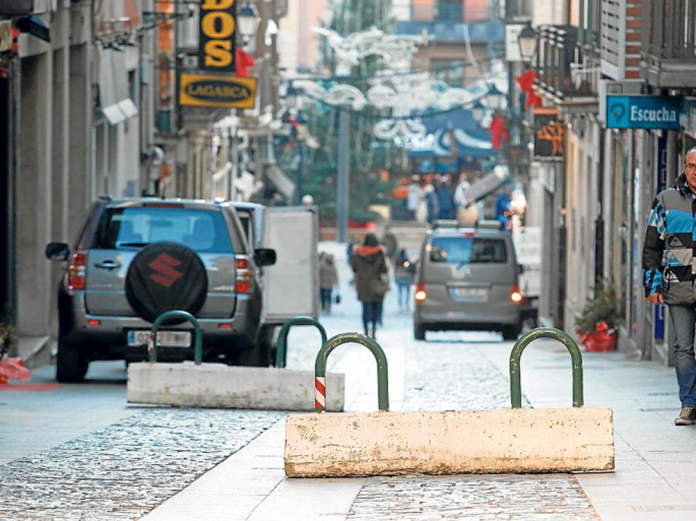Los obstáculos situados en la calle Numancia para evitar el acceso de vehículos pesados.