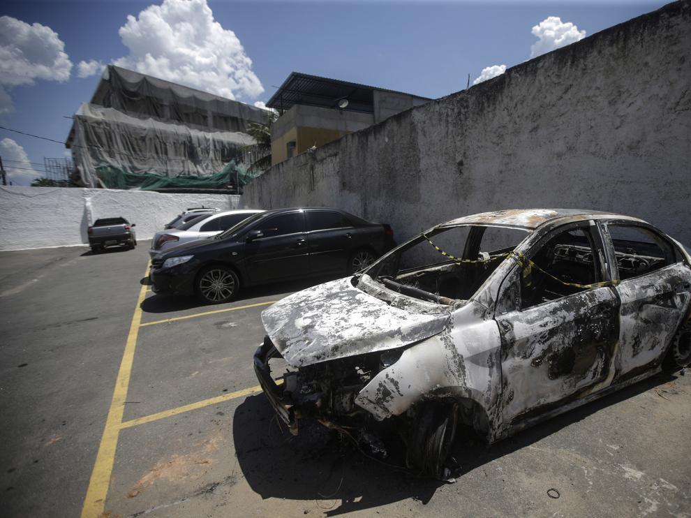 El coche que el embajador había alquilado apareció calcinado.
