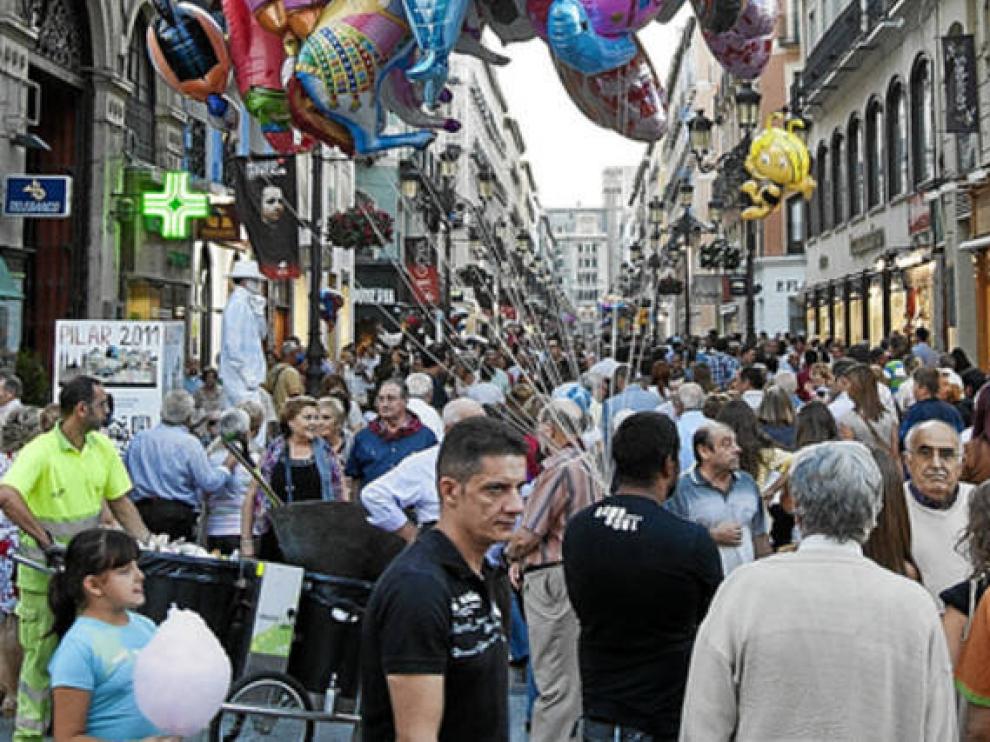 Un vendedor de globos en la calle de Alfonso I durante las Fiestas del Pilar