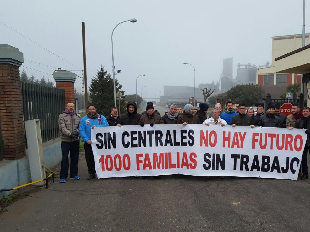 Los trabajadores recibieron con esta pancarta al consejero delegado de Ferroglobe en Hidro Nito.