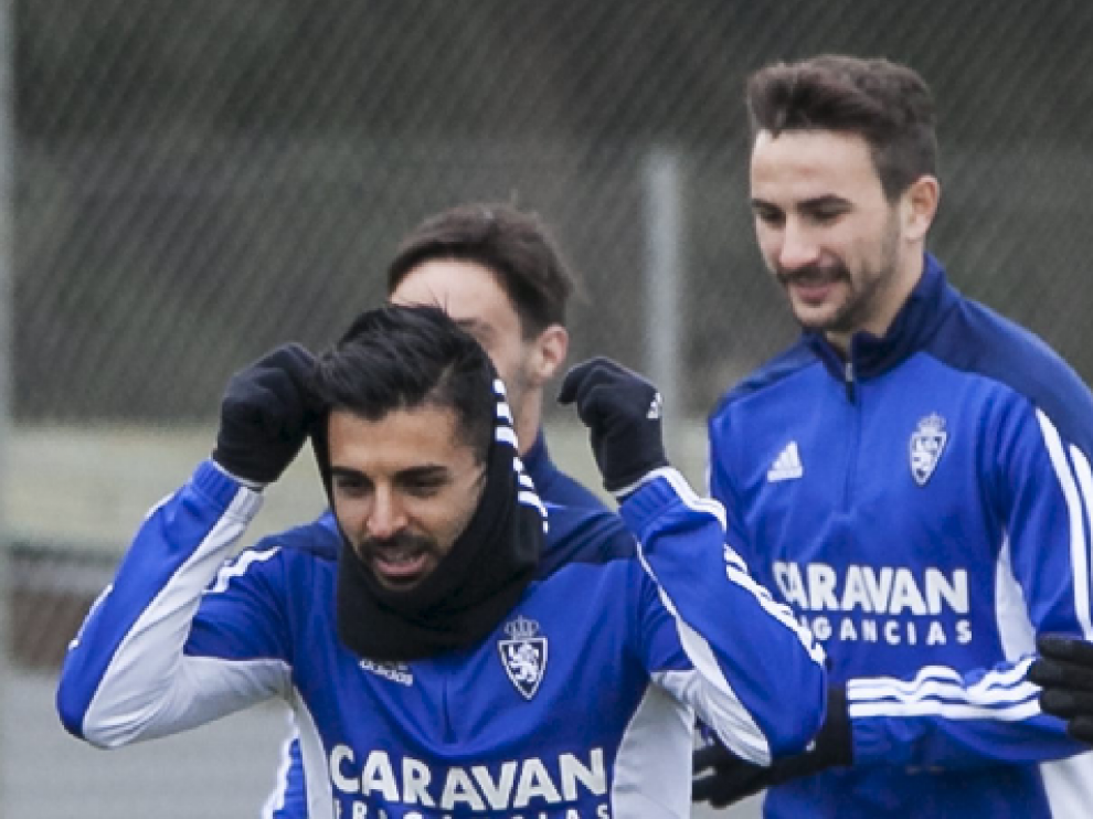 Ángel, en primer término, y Juan Muñoz, detrás, en un pasaje del entrenamiento del Real Zaragoza.