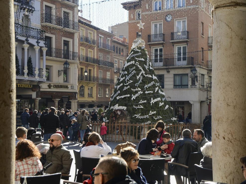 El árbol de Navidad de Teruel ha sido decorado con la palabra amor en varios idiomas.