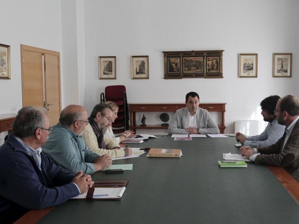 El concejal de Hacienda, Javier Muñoz, en una reunión reciente con el resto de representantes de las instituciones involucradas en la organización de 'Numancia 2017'.