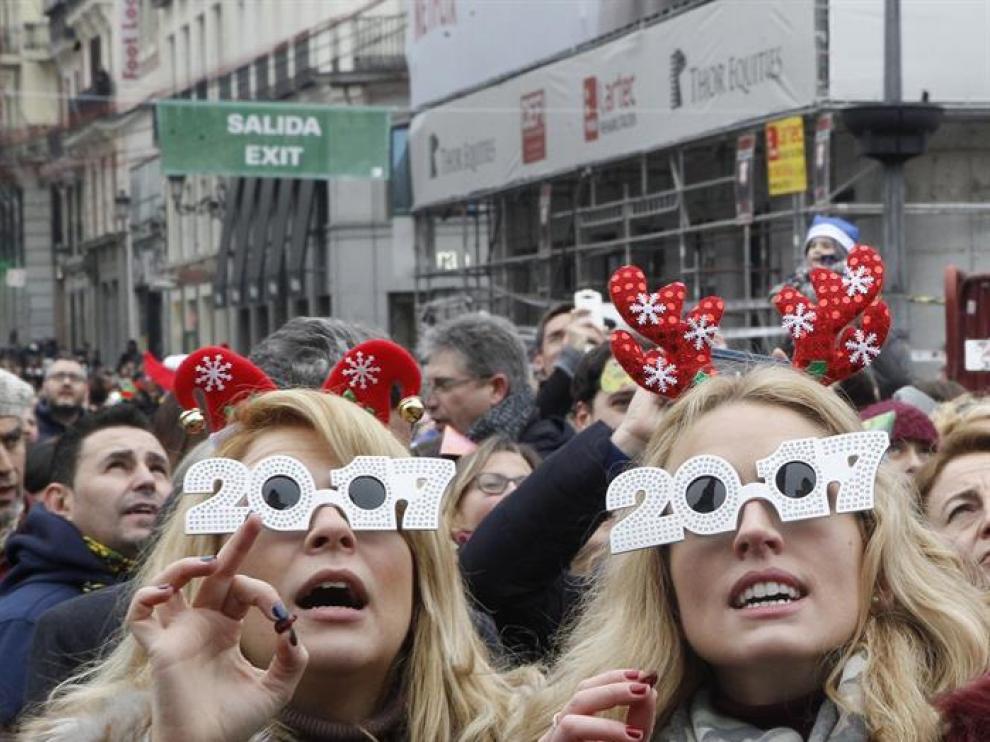 Numerosas personas pasean esta mañana por la madrileña Puerta del Sol, donde han tomado las uvas este mediodía, como preludio a la medianoche en la que el emblemático reloj del kilómetro cero de España nos avisará con doce tañidos de la llegada de 2017.