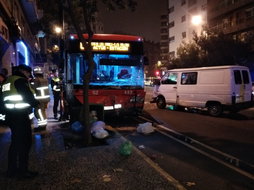 Accidente entre una furgoneta y un bus urbano en Camino de las Torres.