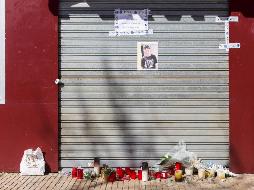 Altar en el bar Planet de Miralbueno tras el asesinato de Soraya Gutiérrez en febrero de 2016.
