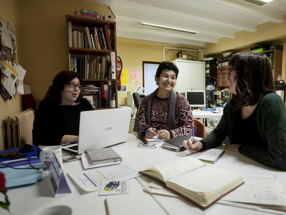 Elena Enciso, Mari Carmen Martínez y Tamara Marín en la sede de La Bezindalla, en Oliver