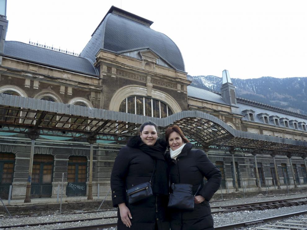 Patricia Schwebel y su hija Verónica hicieron el viaje desde Texas (Estados Unidos) y París hasta Canfranc