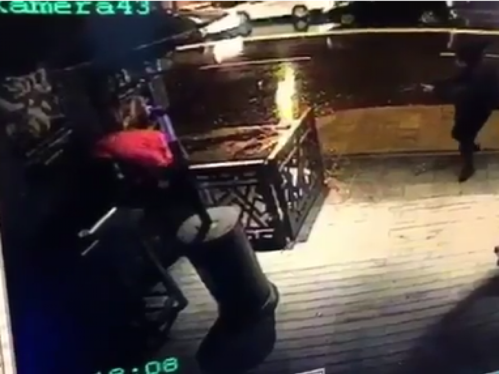 Fotograma de un vídeo en el que se ve al autor del atentado