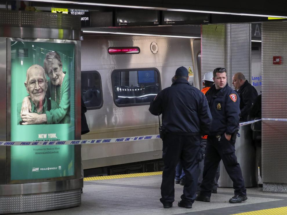Oficiales y operarios en la estación de Atlantic, en el distrito de Brooklyn.