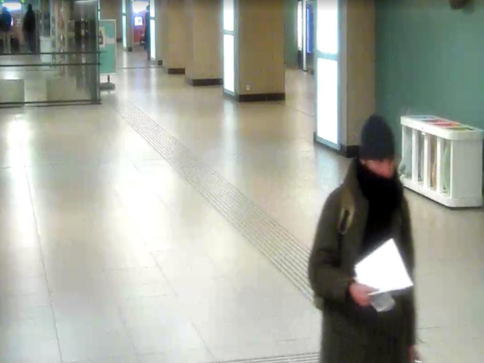 Anis Amri captado por las cámaras de seguridad de la estación Gare du Nord de Bruselas.