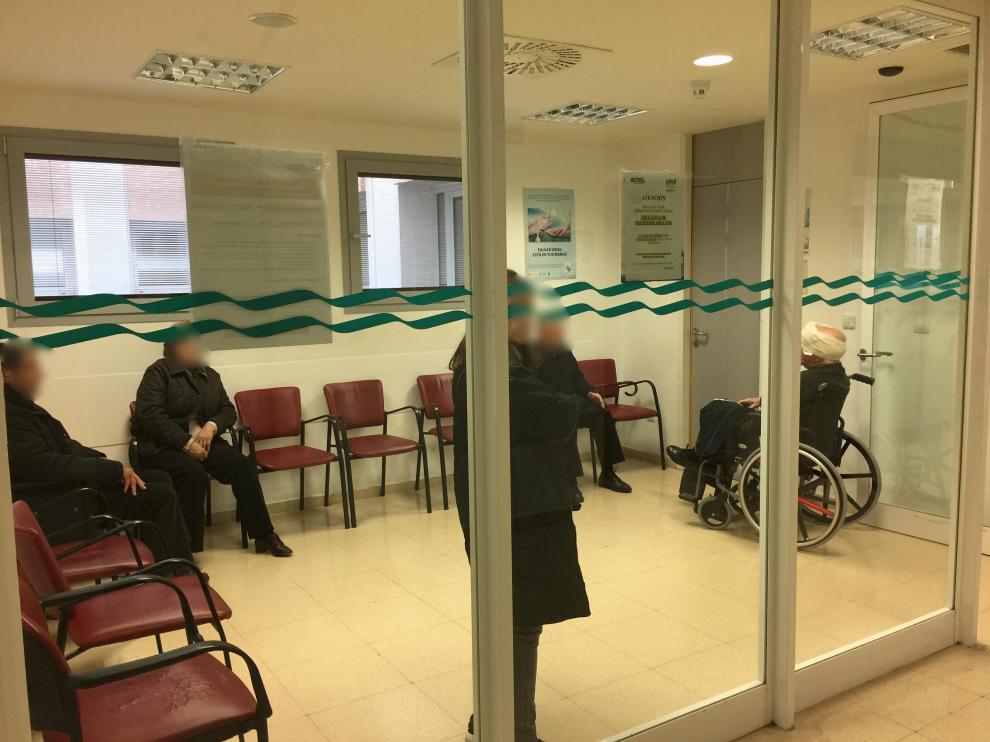 Pacientes en la sala de espera de urgencias del Hospital de Barbastro.