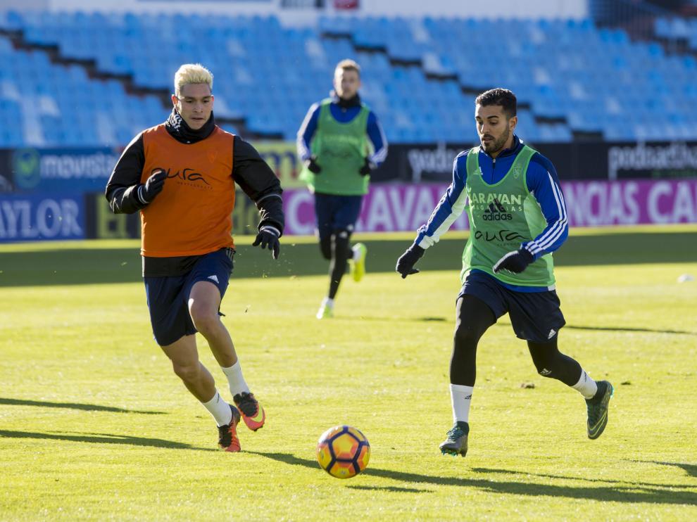 Ángel Rodríguez avanza con el balón junto al último fichaje, Jesús Valentín, en el entrenamiento de ayer en La Romareda.