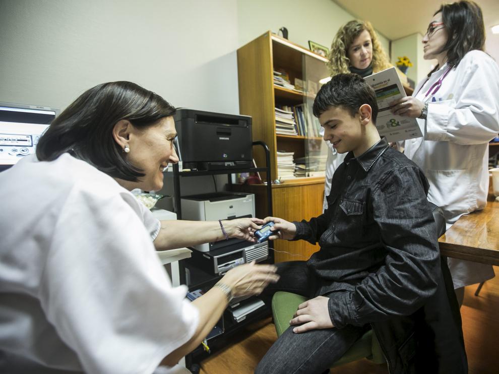 Una enfermera administra insulina a un niño.