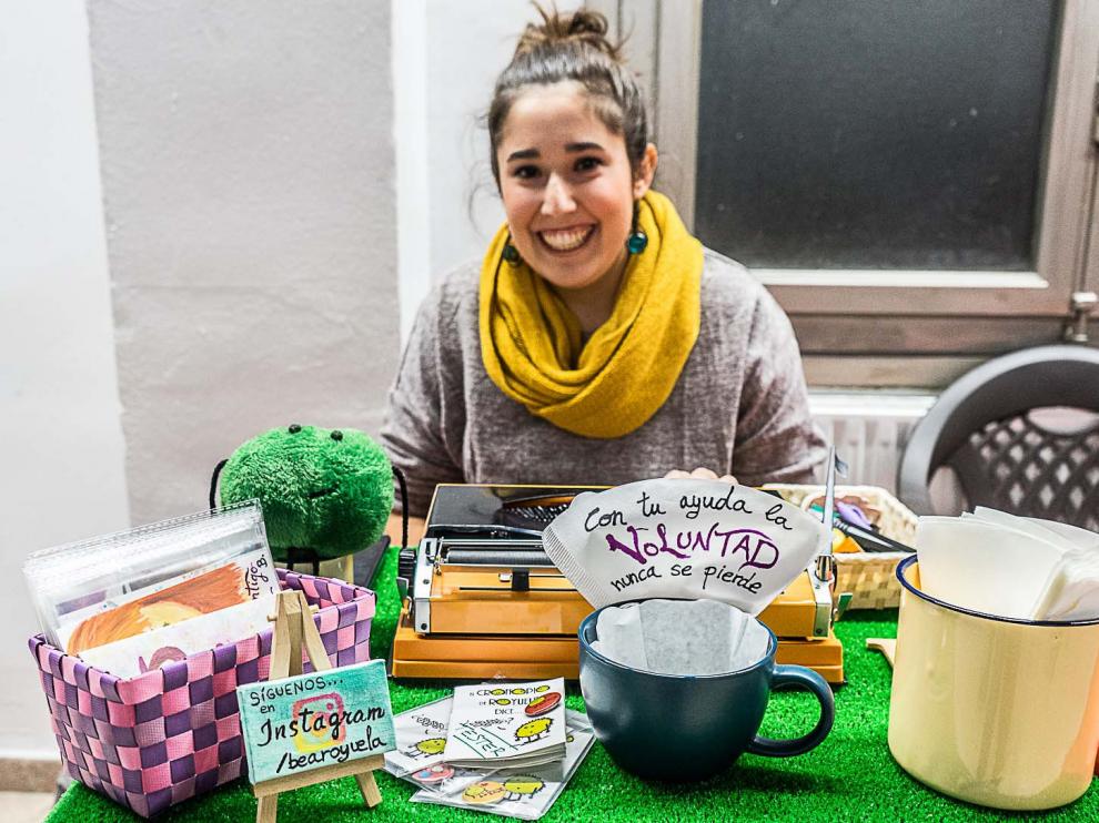 Bea Royuela con su máquina de escribir.