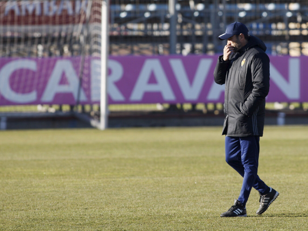 Raúl Agné, pensativo, al inicio del entrenamiento de este sábado en la Ciudad Deportiva.
