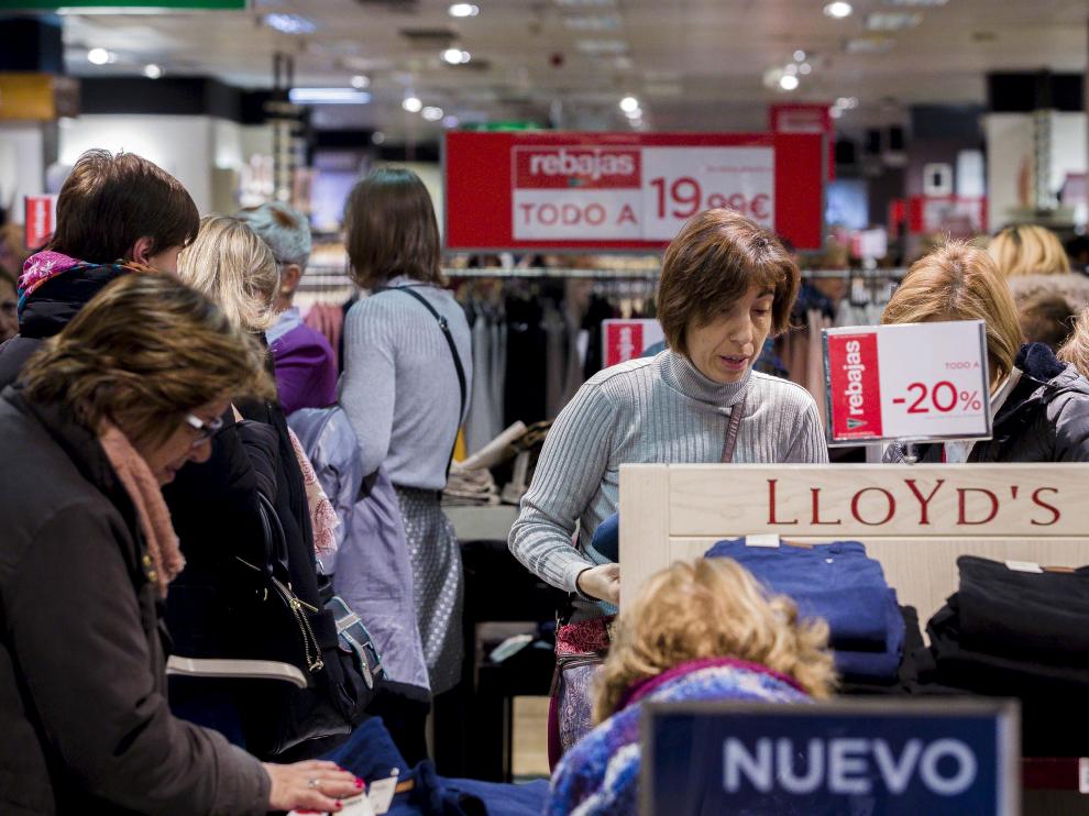 Un grupo de mujeres mira artículos rebajados en un centro comercial de la capital aragonesa.