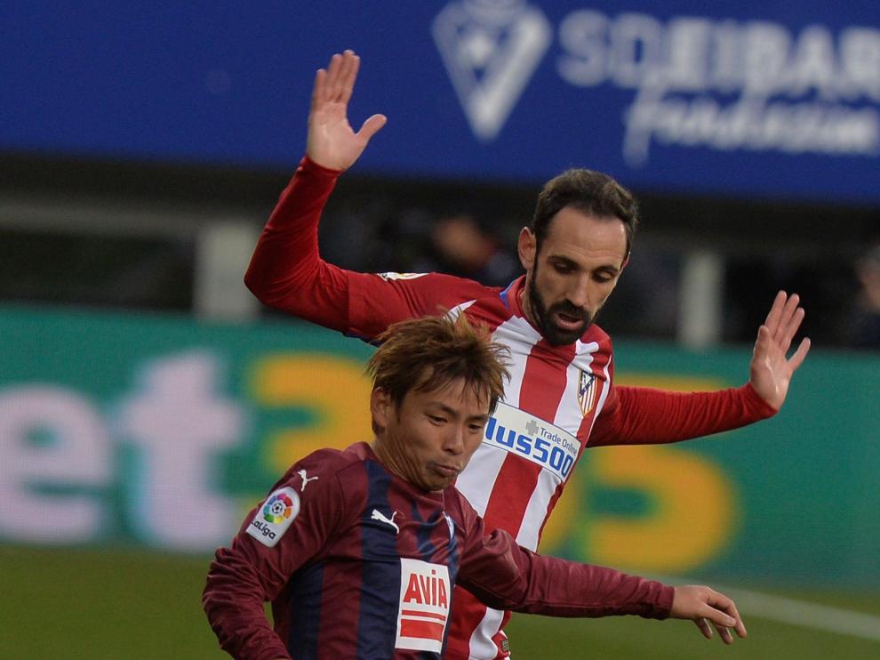 Juanfran, del Atlético de Madrid, y Takashi Inui, del Eibar.