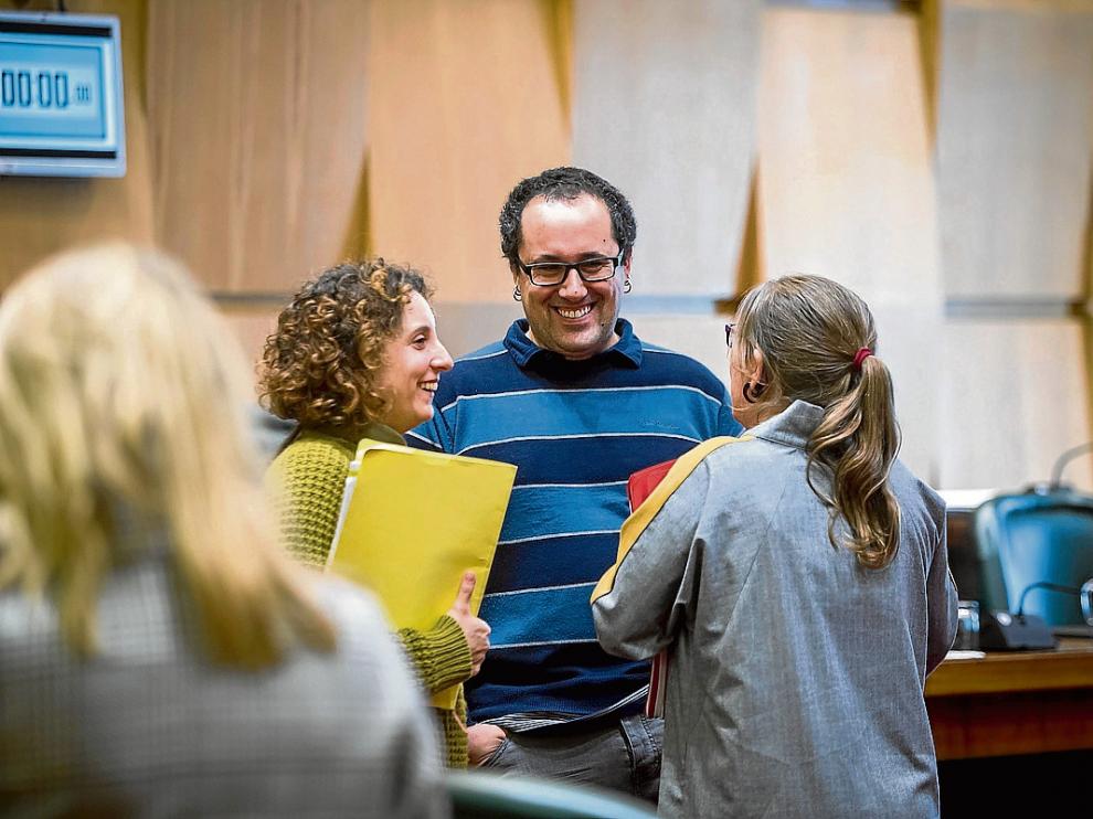 Cubero, en el centro, junto a las concejalas Arantza Gracia, de ZEC, y Marta Aparicio, del PSOE.