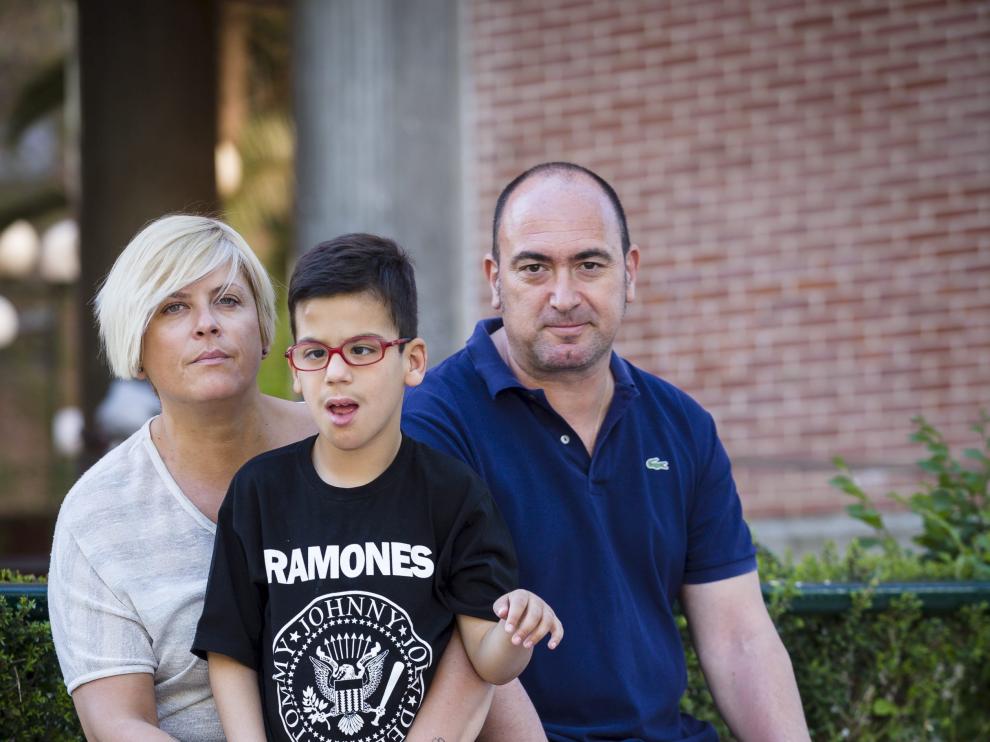 Miguel, con sus padres Arantxa Guallar y José Alberto Garicano, en una imagen de archivo.