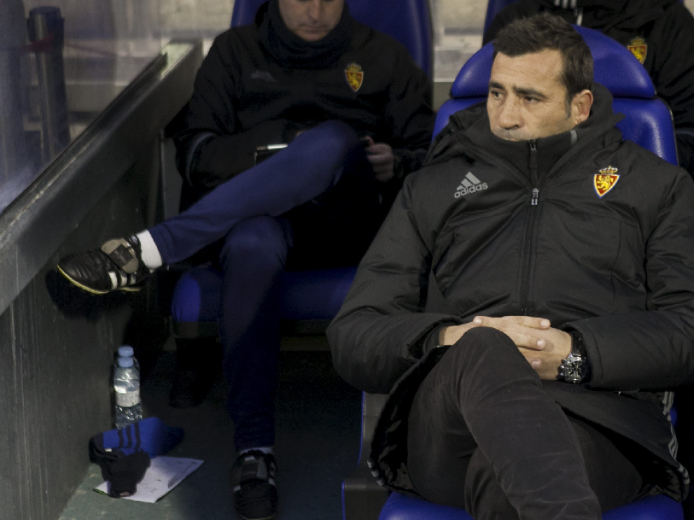 Raúl Agné, en el banquillo de La Romareda, con gesto de preocupación durante el partido ante el Girona.