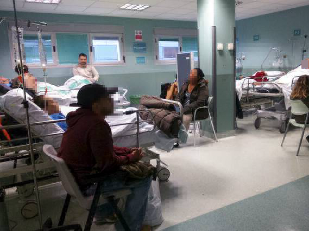 Los pacientes permanecían ayer en improvisadas salas de observación para ser ingresados.