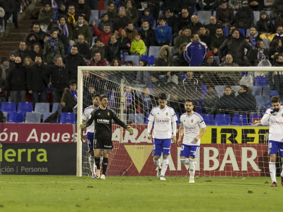 Irureta grita a sus compañeros en un lance del juego en el partido ante el Girona.