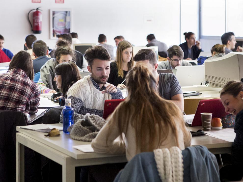 Varios alumnos repasan para sus exámanes en la sala de estudio de Economía, en Zaragoza