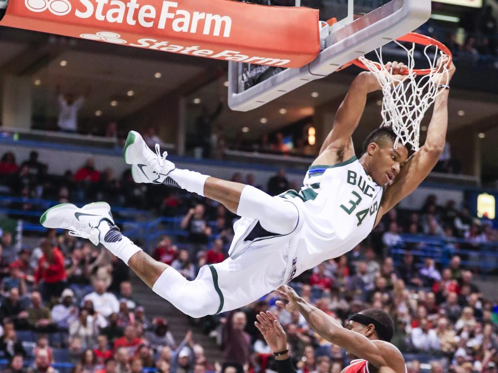Giannis Antetokounmpo, de los Bucks, realiza un mate sobre Rajon Rondo, de los Bulls.