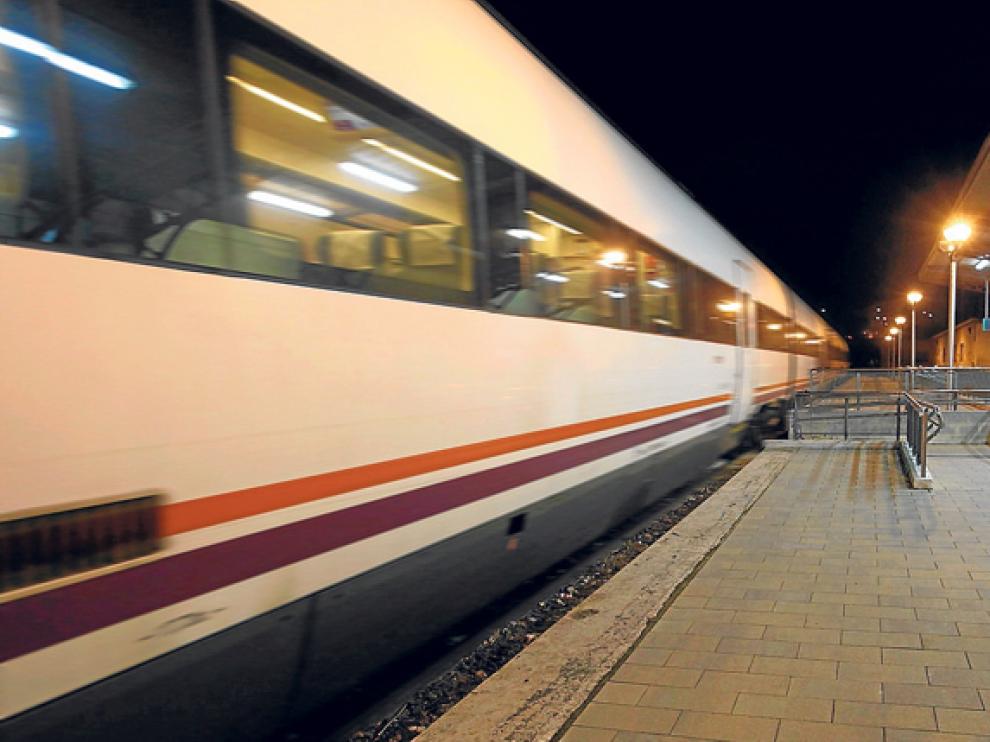 Momento en el que el tren parte desde Soria hacia Madrid, ayer, en el servicio vespertino de las 19.06 horas.