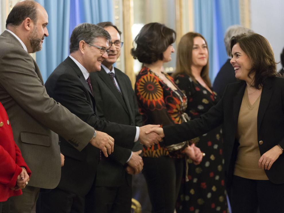 La vicepresidenta,Soraya Sáenz de Santamaría, en el momento de saludar al consejero Vicente Guillén, ayer en Madrid.