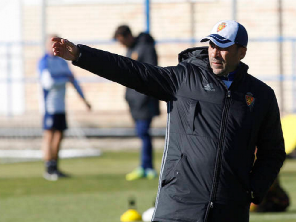 Raúl Agné gesticula durante el entrenamiento.