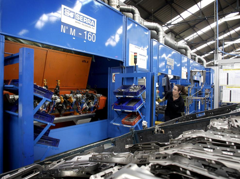 Imagen de 2010 de la fabricación de estructuras metálicas de asientos en Johnson Controls Alagón.
