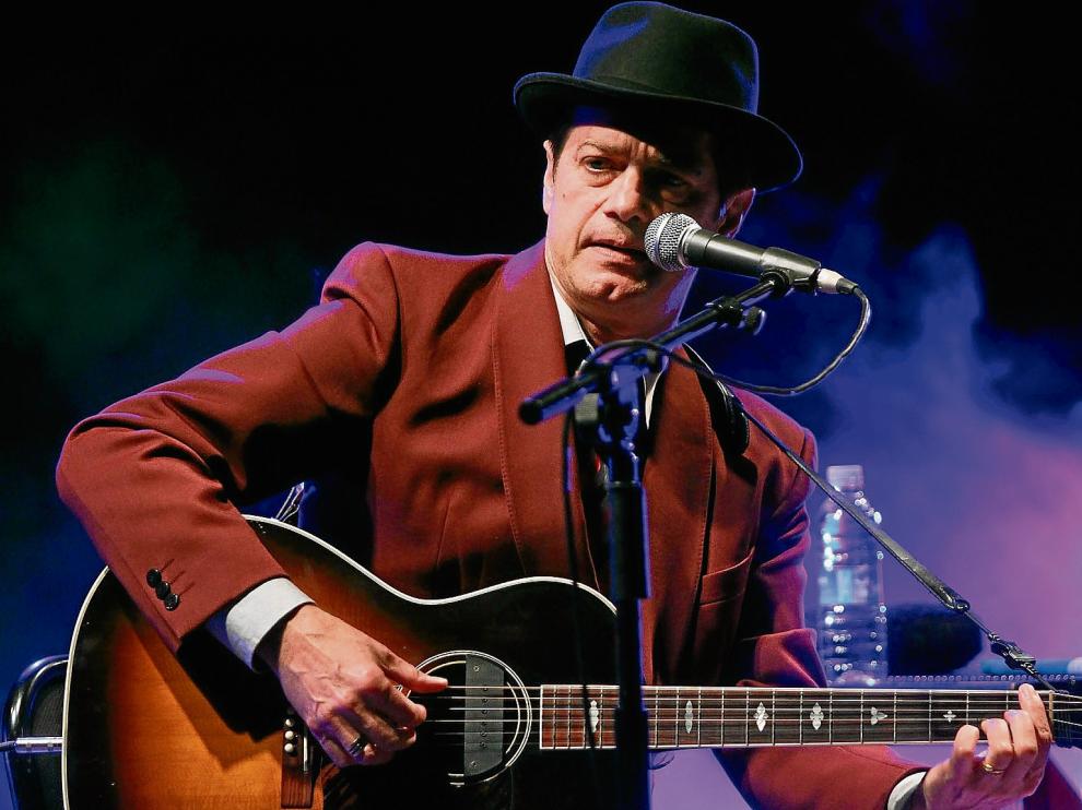 El aragonés Santiago Auserón, 'Juan Perro', con su guitarra en un concierto.