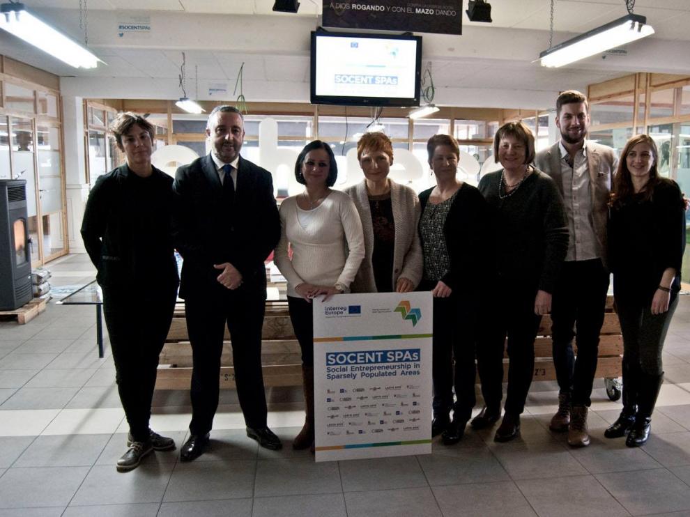 De izquierda a derecha, Ana Gómez (Cives Mundi), Jesús Rodríguez (Junta de Castilla y León), Ingrid Ujváriová (Ministerio de Trabajo de Eslovaquia),Mária Náda?dyová (EPIC, Eslovaquia), Eila Linna y Ritta Alajarvi-Kappi (Universidad de Laponia) y Hendrick Peters (Social Impact, Alemania).