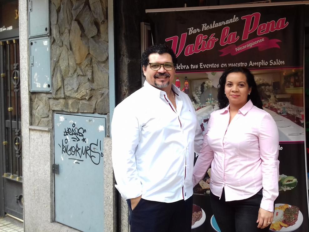 Lester Gaitán y su hija mayor, Mirta, nicaragüenses con nacionalidad española, ante su restaurante Valió la pena, en Zaragoza.