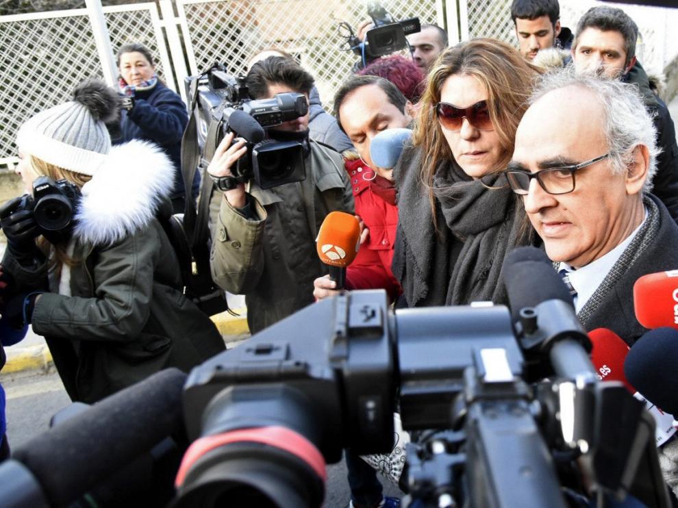 La madre de Nadia, Margarita Grau, llegando a los juzgados.
