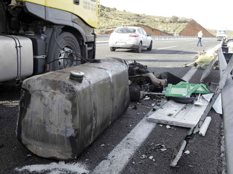 Estado en el que quedó el camión tras sufrir el accidente en la A-2.