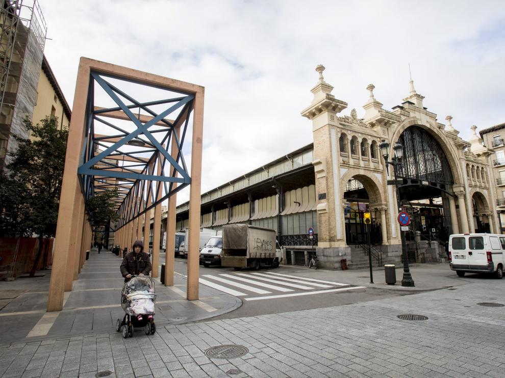 El mercado mejorará su cerramiento y su accesibilidad. Además, en la zona donde hoy se levantan los arcos de hormigón se creará un espacio peatonal.