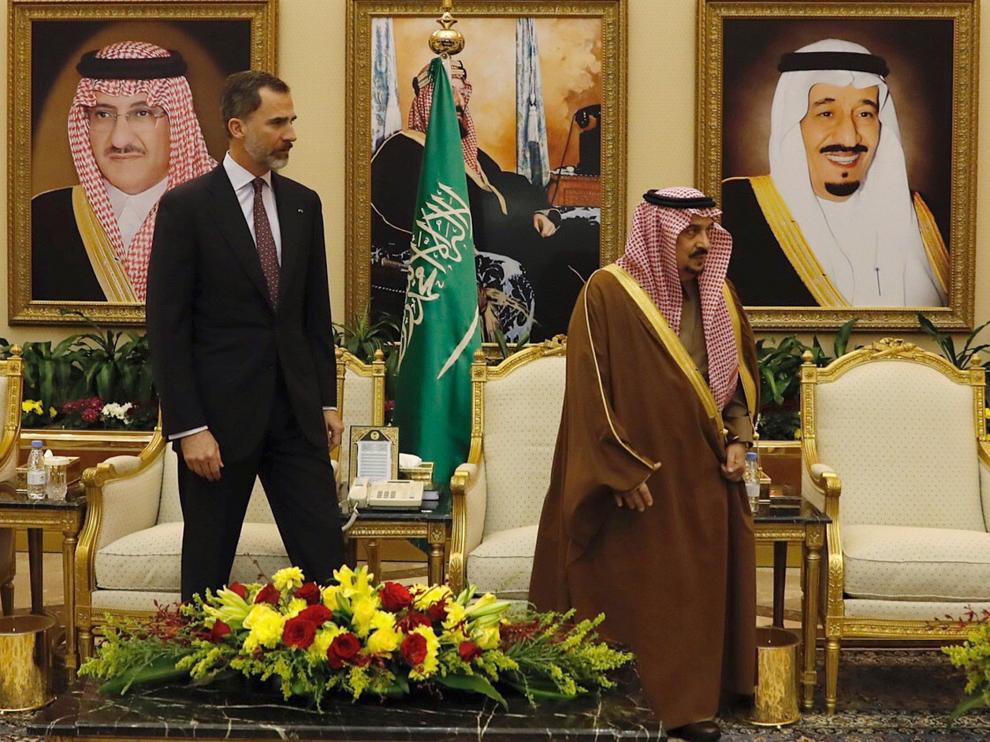 Felipe VI junto al gobernador de Riad, Faisal bin Bandar.